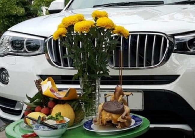 Cúng xe ô tô ngày mùng 1 tháng cô hồn để tránh gặp vận xui?