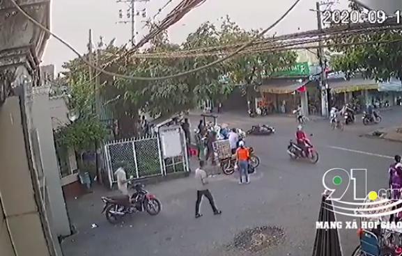 Camera Giao thông: Băng qua đường, một thanh niên bị xe máy đâm nguy kịch