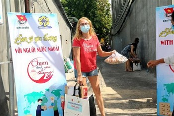 Nhiều giải pháp hỗ trợ lao động người nước ngoài gặp khó khăn do COVID-19 tại Bình Thuận