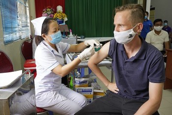 Giải pháp tiêm vắc xin, hỗ trợ an sinh xã hội giúp tháo gỡ khó khăn cho lao động người nước ngoài tại Việt Nam