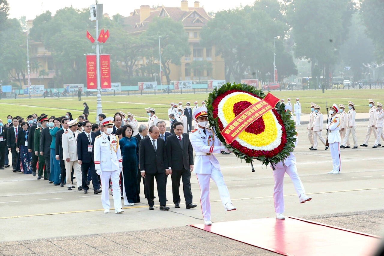 Đại biểu Đại hội Thi đua yêu nước toàn quốc lần thứ X vào Lăng viếng Chủ tịch Hồ Chí Minh