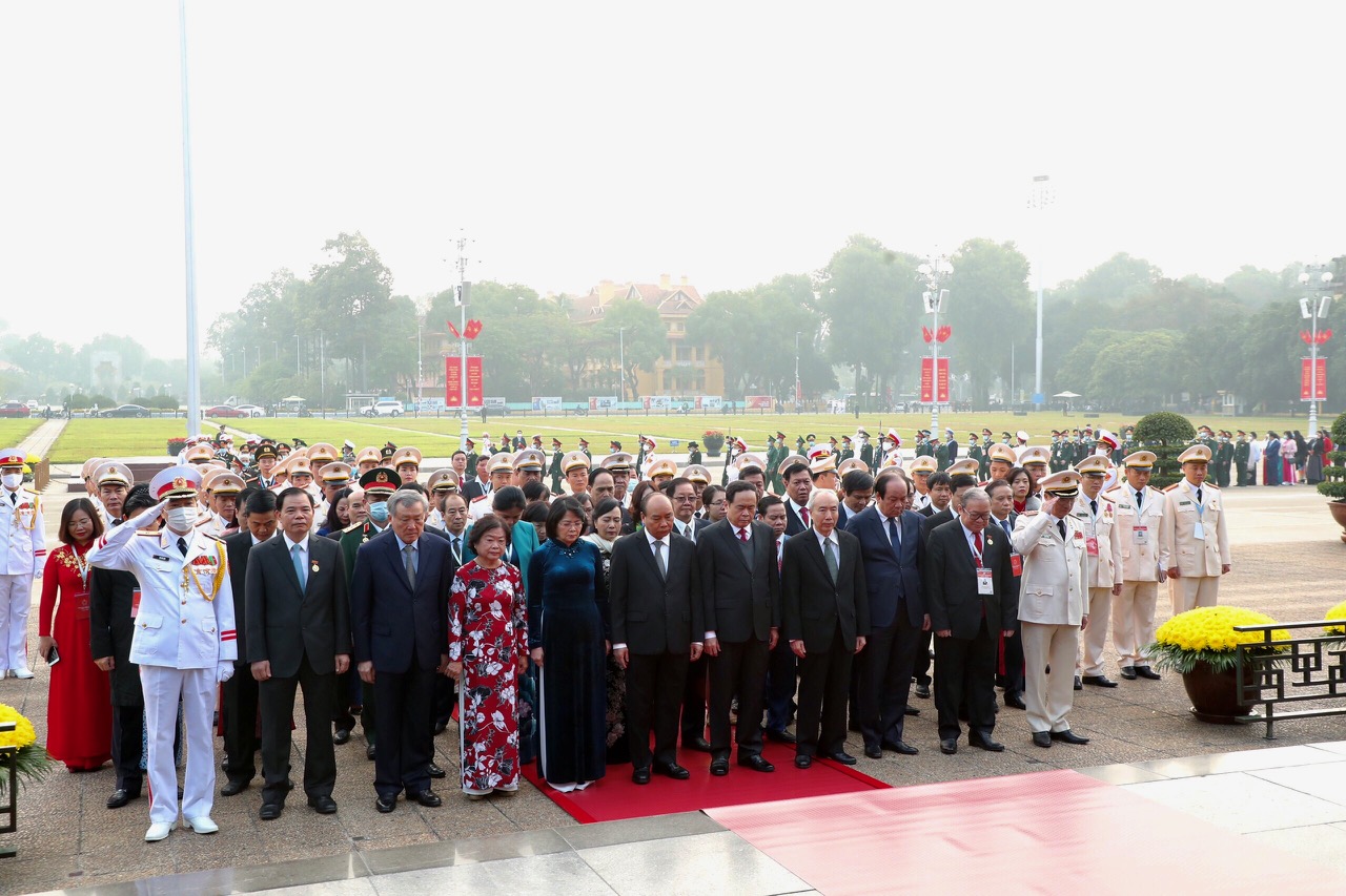 Đại biểu Đại hội Thi đua yêu nước toàn quốc lần thứ X vào Lăng viếng Chủ tịch Hồ Chí Minh