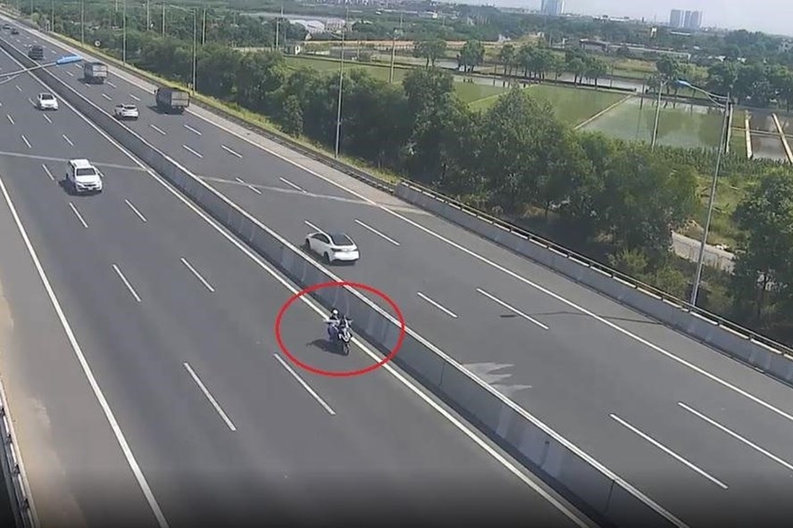 Clip: Xe máy phóng như bay tại làn 120km/h trên cao tốc Hà Nội-Hải Phòng