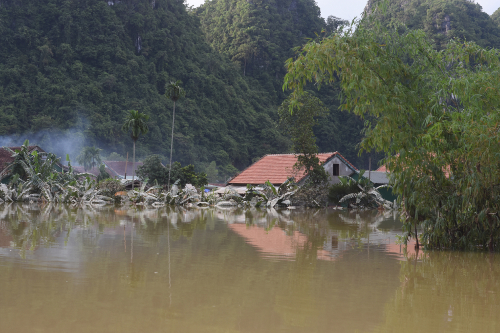Xót xa những ngôi nhà bị ngập đến nóc ở vùng lũ Quảng Bình