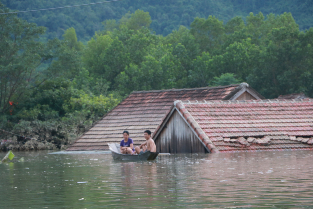Xót xa những ngôi nhà bị ngập đến nóc ở vùng lũ Quảng Bình