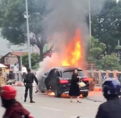 Xe Mercedes GLC bốc cháy dữ dội sau khi đâm xe máy giữa phố Hà Nội