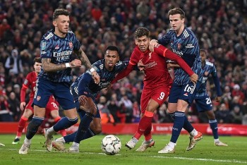 choi thieu nguoi arsenal xuat sac cam hoa liverpool tren san anfield