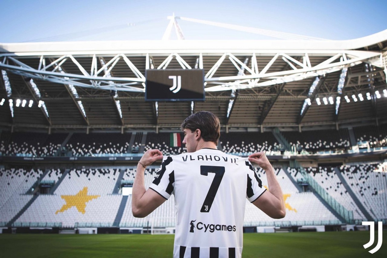 Juventus chiêu mộ tiền đạo Vlahovic với giá 75 triệu euro