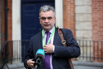 Bộ trưởng Ireland từ chức vì dự tiệc vi phạm lệnh giãn cách COVID-19