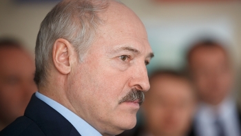 Tổng thống Belarus ôm súng AK trên đường trở về dinh thự riêng