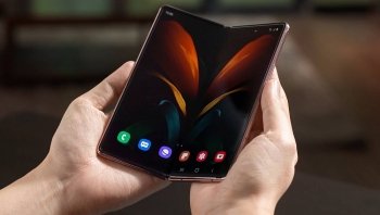 samsung galaxy z fold 2 len ke tu 189 voi gia 1999 usd