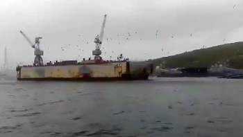Video: Ụ nổi đâm trúng tàu chiến và tàu ngầm Nga