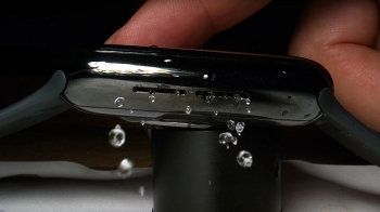 Apple sẽ đưa tính năng chống nước của đồng hồ lên iPhone, iPad