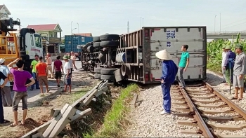 camera giao thong tranh xe may di au xe tai huc bay dai phan cach roi nam lan tren duong sat