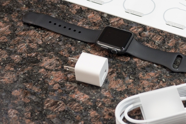 Apple Watch mới không bán kèm củ sạc khiến dư luận xôn xao