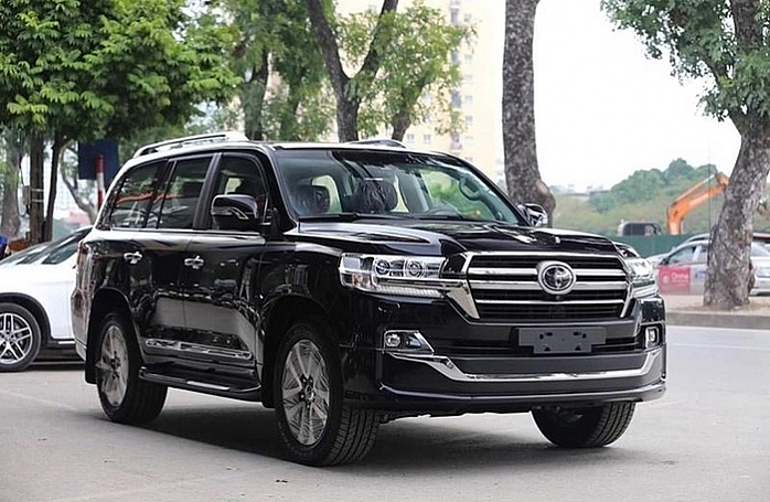 toyota land cruiser fortuner va alphard bi trieu hoi o viet nam do loi bom nhien lieu