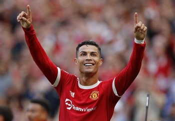 Ronaldo lập cú đúp giúp MU dẫn đầu Ngoại hạng Anh