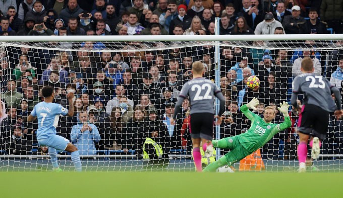 Man City vô địch lượt đi Ngoại hạng Anh sau trận thắng kịch tính trước Leicester