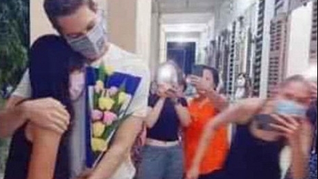 vo hoang yen khien dan mang cuoi nghieng nga voi man hong to tinh trong khu cach ly