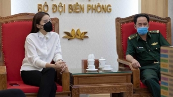 ky duyen ung ho do bao ho va nuoc rua tay cho chien si bien phong