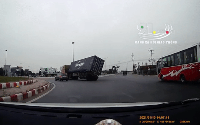 Camera giao thông: Vào cua cực "gắt", container bất ngờ lật nhào xuống đường