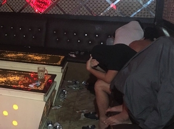 dot kich karaoke dong doi bat qua tang 5 tiep vien mua thoat y cung khach