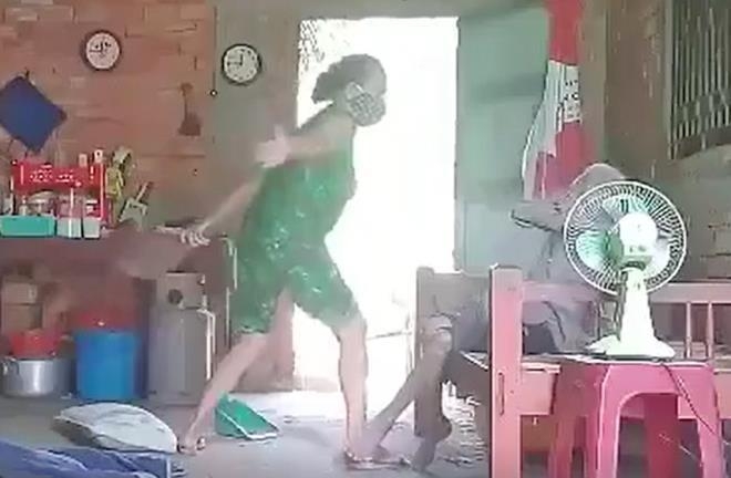 1251 vu clip con gai danh dap do rac len dau me gia nguoi con gai khai gi