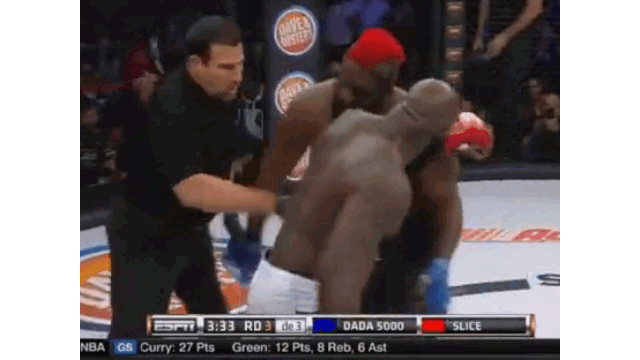 Video: Sau cú đấm như "đuổi muỗi" của đối thủ, võ sĩ MMA lảo đảo gục ngã xuống sàn đấu