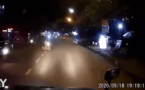 Camera giao thông: Gặp pha sang đường như "nhắm mắt", tài xế xe tải vội đánh lái tấp vào lề