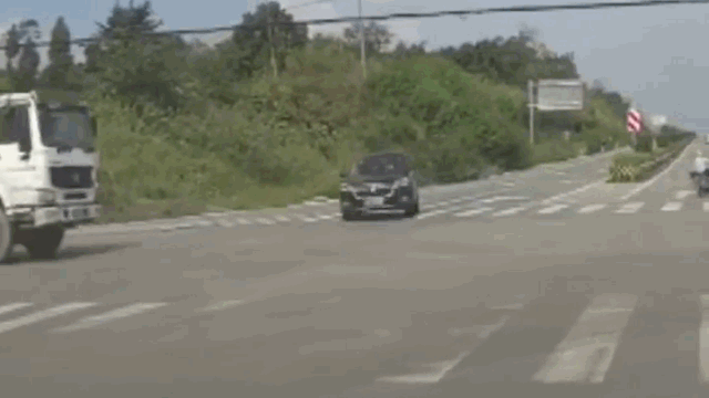 Camera giao thông: Lao như bay qua ngã tư, ô tô con cắt đầu xe bồn rồi tông thẳng vào taxi