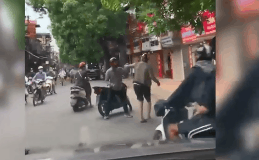 Camera giao thông: 2 thanh niên vứt xe giữa đường hùng hổ lao vào đánh nhau sau va chạm giao thông