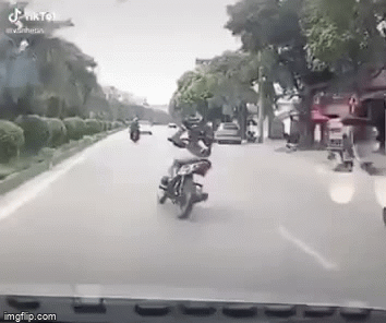camera giao thong anh chang ngong cuong tat dau danh vong truoc mat o to va cai ket dau thuong