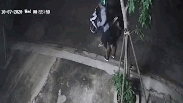 Video: Tài xế xe ôm Grab bị tạt nước cay vào mặt, cướp xe trong đêm ở TP HCM