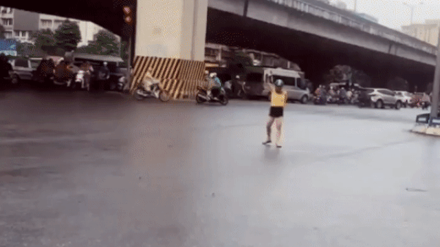 Video: Cô gái đội mũ bảo hiểm đứng giữa ngã tư "khua chân múa tay"