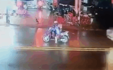 Camera giao thông: Phản xạ xuất thần, người phụ nữ nhảy khỏi xe thoát thân tránh tai nạn