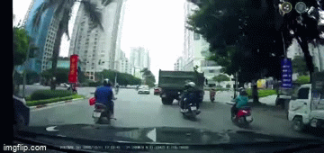 camera giao thong khoanh khac nguoi phu nu di xe may bi xe ben cuon vao gam keo le doan duong o ha noi