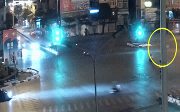 Camera giao thông: Xe máy "kẹp 4" lao như "tên bắn", đâm mạnh vào ô tô ở ngã 5 Ô Chợ Dừa