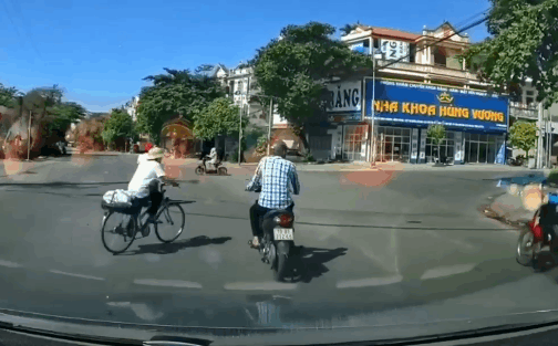 Camera giao thông: Ông chú đi xe đạp tạt đầu xe máy giữa ngã tư và cái kết bất ngờ