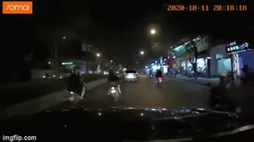 Camera giao thông: Thanh niên đầu trần chạy xe máy tốc độ cao đâm vào đuôi ô tô CR-V