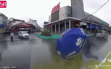 Camera giao thông: Xe máy chạy ngược chiều đâm trực diện taxi giữa trời mưa