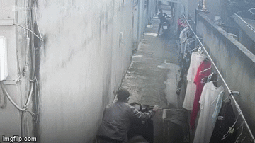 Video: 2 thanh niên đột nhập nhà trọ, trộm xe tay ga nhanh như chớp
