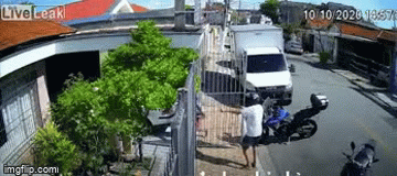 Video: Đang cầm súng đe dọa chủ nhà, 2 tên cướp cuống cuồng bỏ chạy vì bị chó dữ truy đuổi