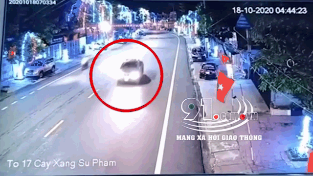Camera giao thông: Xe bán tải xoay 180 độ sau cú tông trực diện ô tô khách ở Hà Giang