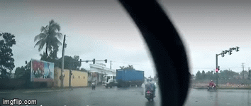 Camera giao thông: Phanh gấp tránh xe máy sang đường, container lảo đảo rồi gập đầu lại