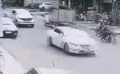 Camera giao thông: Mở cửa xe bất cẩn, nữ tài xế khiến cô gái đi xe máy ngã xuống đường và cái kết thót tim