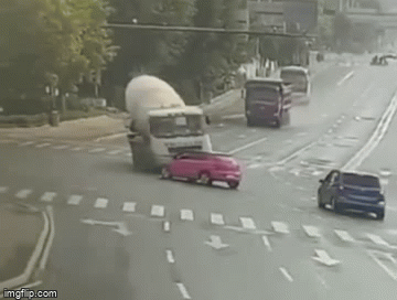 Camera giao thông: Khoảnh khắc xe bồn lật nghiêng, đè bẹp ô tô con đang dừng đột ngột giữa ngã tư