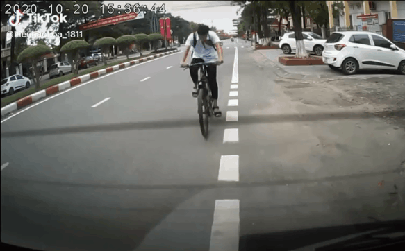 Camera giao thông: Nam sinh cúi gằm mặt đạp xe trên đường rồi đâm sầm vào đuôi ô tô, thái độ sau đó mới bất ngờ