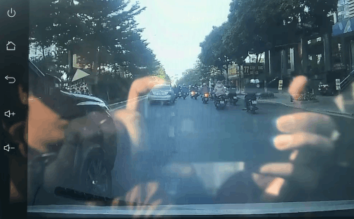 Camera giao thông: Tài xế ô tô giật mình phanh gấp, tránh người phụ nữ bất thình lình đạp xe giữa đường