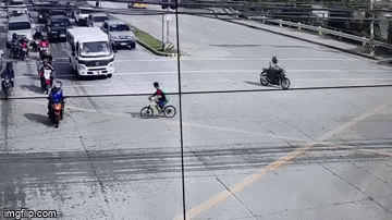 Camera giao thông: Thanh niên đi xe đạp vượt đèn đỏ đâm sầm vào xe máy, bị hất văng xuống đất
