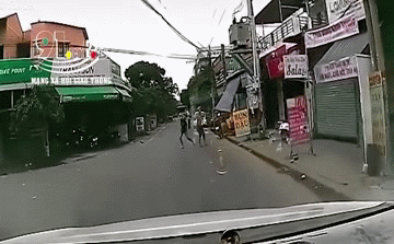 Camera giao thông: Lao vào ô tô đang chạy trên đường, cô gái ngã xuống đường bất tỉnh
